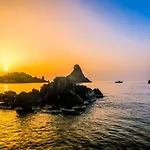 Appartamento Seafront Balcony Aci Castello, Private Parking