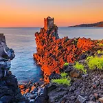 Seafront Balcony Aci Castello, Private Parking * Aci Castello