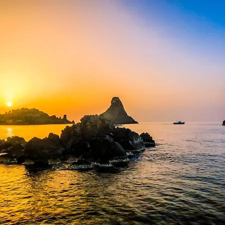 Apartament Seafront Balcony Aci Castello, Private Parking