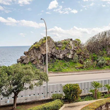 Seafront Balcony Aci Castello, Private Parking Aci Castello