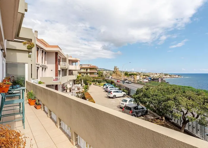 Seafront Balcony Aci Castello, Private Parking 公寓