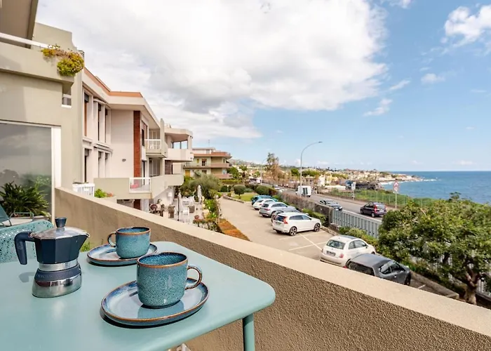 Seafront Balcony Aci Castello, Private Parking 公寓