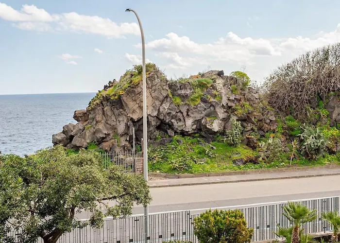 Seafront Balcony Aci Castello, Private Parking 阿齐·卡斯特罗